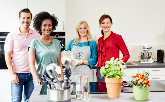 Kochshow Gäste in moderner Küche mit Pampered Chef Berater