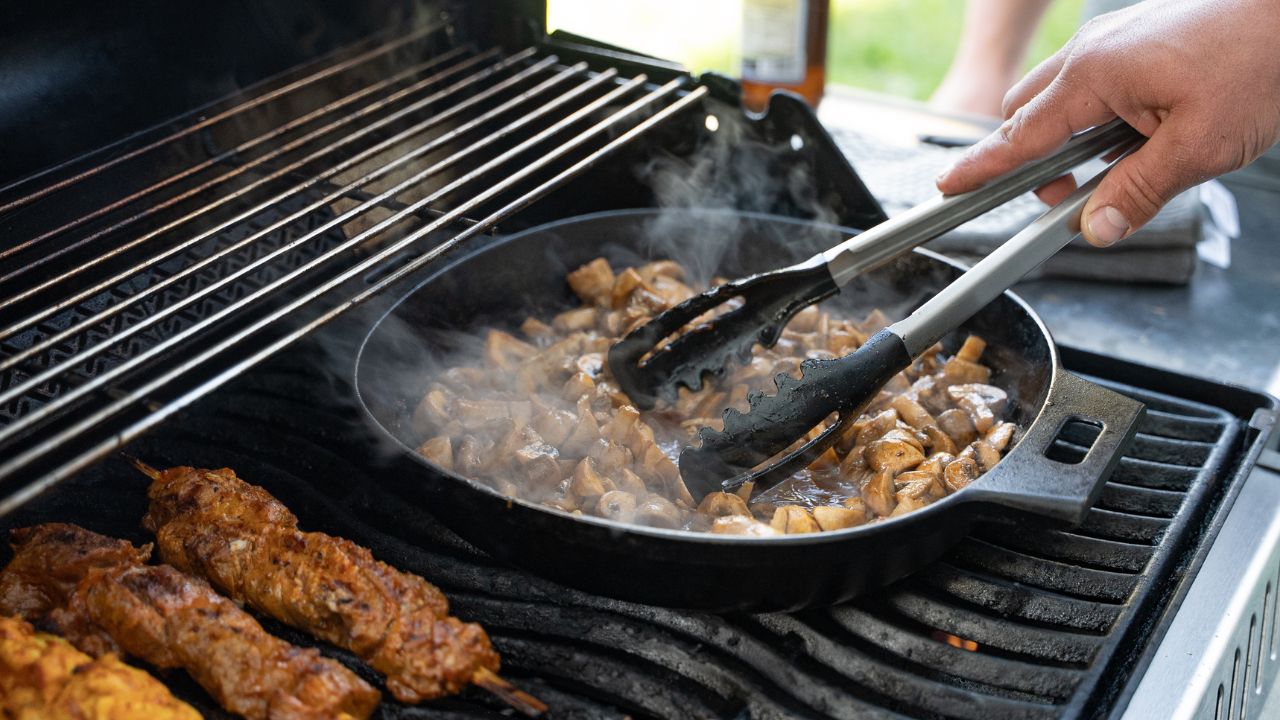 Pfanne mit Grillgemüse und Fleisch auf einem Grill – sommerliches Kochen mit Pampered Chef Küchenhelfern und Backformen.