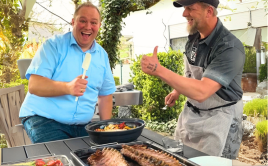 Gesellige Grill-Kochshow mit Freunden, Pampered Chef Produkten und gemeinsamen Kocherlebnis im Garten